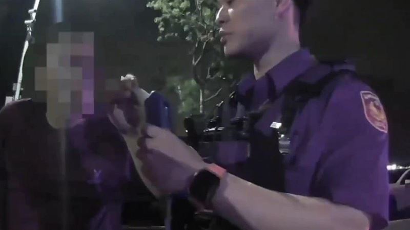 吳男對酒測數度推託找理由,還說自己是警友會成員。(圖/翻攝畫面)