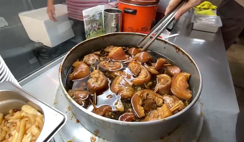 彰化阿泉爌肉飯「最後一鍋」秒殺賣完，接下來改賣期間限定的雞腿飯。(圖／翻攝畫面)