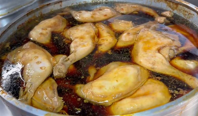 全台禁運禁宰豬肉，彰化阿泉爌肉飯改推慢火燉煮的雞腿飯。(圖／翻攝畫面)