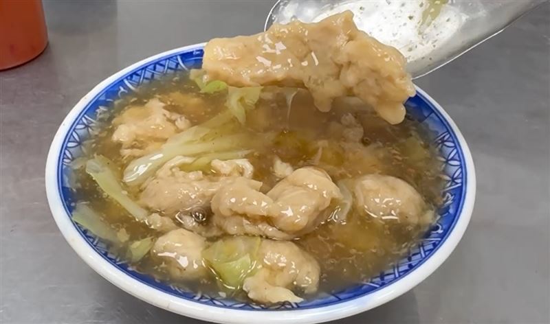 彰化車路口肉羹，改用雞柳取代豬後腿肉製成肉羹。(圖／翻攝畫面)