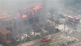 現場全面燃燒火勢猛烈。（圖／翻攝畫面）