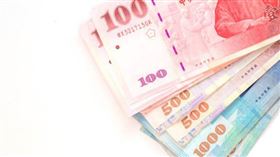 「全民+1 政府相挺」普發現金上路，13歲以上未成年人可自行登記帳戶或提領現金，7到12歲可用自己或家長帳戶，未滿7歲由父母代領。除特定族群可直接入帳外，亦可選擇登記入帳、ATM、或郵局臨櫃三種領法，114年11月5日起開放登記。（示意圖／PIXABAY）