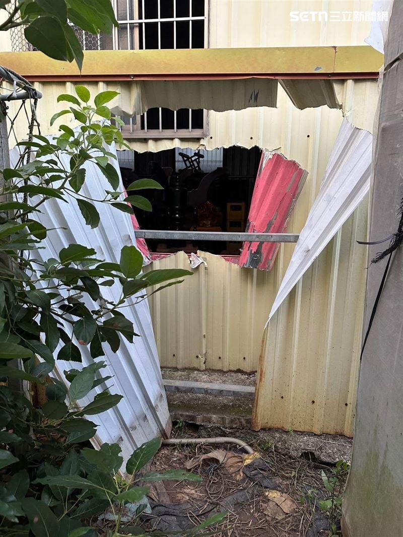 嫌犯剪開鐵皮屋，光明正大從大洞口搬走檜木圓桌。(圖/翻攝畫面)