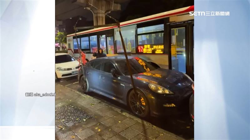 公車緊貼著停車格內藍色轎車，車門整個被堵住，需要出動拖吊車。（圖／翻攝aka_edm2.0）