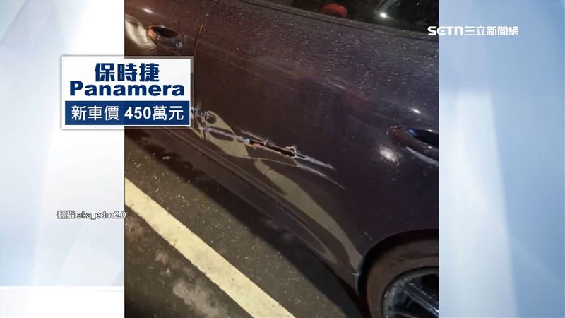保時捷半邊車門全毀，此款車為Panamera，新車價要450萬元。（圖／翻攝aka_edm2.0）
