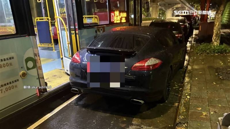 北市內湖有公車爆胎，失控撞上路邊停車格內2台汽車，其中一部是新車價450萬的保時捷（圖／翻攝aka_edm2.0）