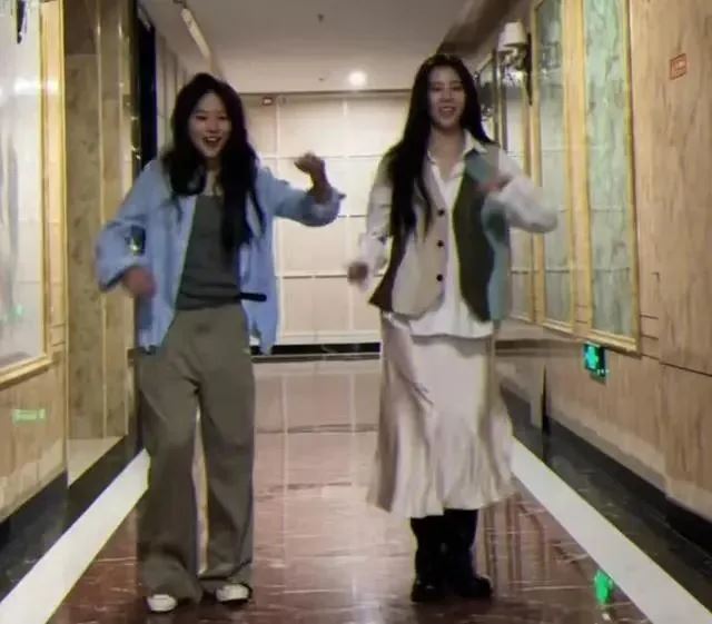 竇靖童與宋妍霏兩人互動如同在拍偶像劇般。（圖／翻攝自微博）