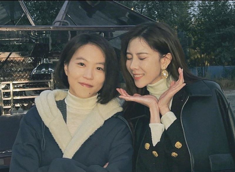 竇靖童與宋妍霏大方灑糖豪不避諱。（圖／翻攝自微博）