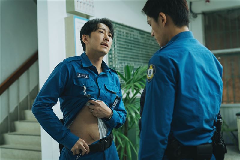 施名帥搞笑秀手術傷疤。（圖／愛奇藝國際版、壹壹影業提供）