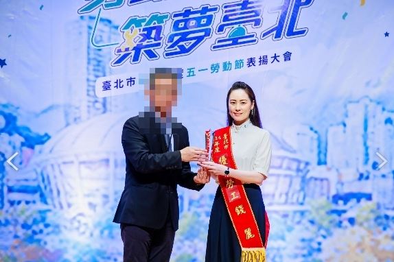 中配錢麗（右）在華碩內四處舉報同事與主管「支持台獨」，並鼓吹武統，遭到檢舉。陸委會證實，已於8月25日請內政部移民署廢止錢女的台灣身分及戶籍，使其回復為居留身分。（圖／翻攝自錢麗臉書）