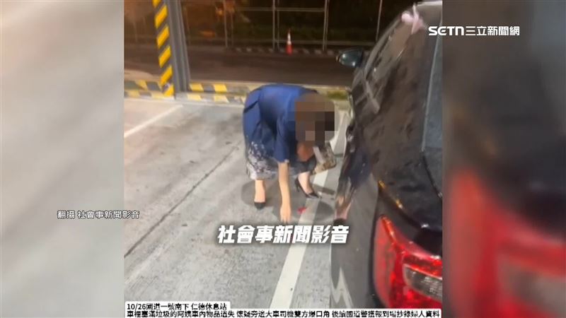 婦人拿出一對紅色的筊杯，說要擲筊來證明。（圖／翻攝社會事新聞影音）