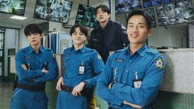 菜鳥三兄弟（左起）陳澤耀、張軒睿、邱以太遇施名帥即興出招笑到怕。（圖／愛奇藝國際版、壹壹影業提供）