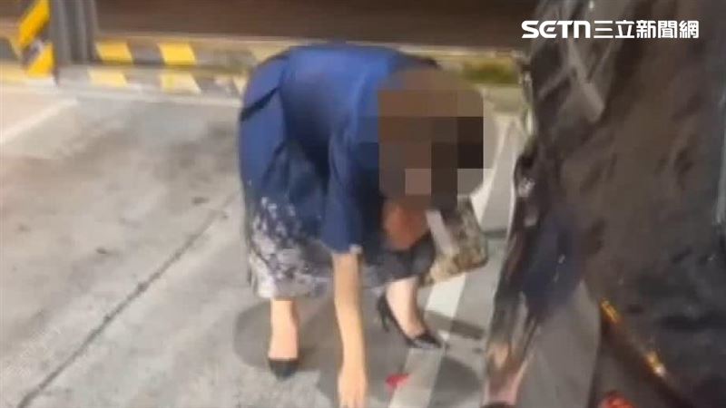 質疑大車司機偷布丁　婦人現場擲筊確認