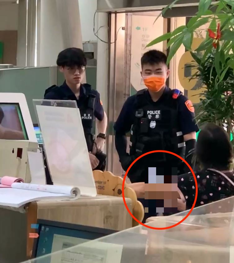 婦人認為存款短少4000元，竟持刀前往銀行理論。（圖／翻攝自記者爆料網）