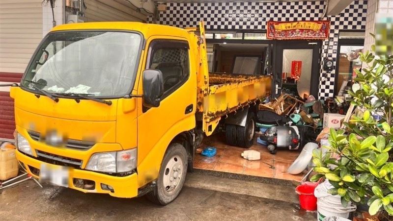 宜蘭某園藝公司遭駛工程車衝撞，疑為工程標案引發糾紛。（圖／翻攝畫面）