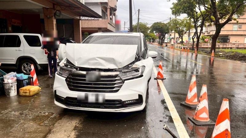 宜蘭某園藝公司遭駛工程車衝撞，疑為工程標案引發糾紛。（圖／翻攝畫面）