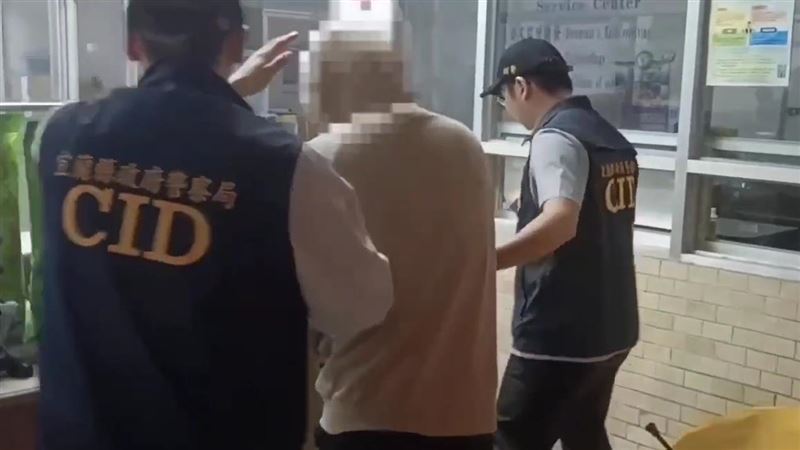 宜蘭某園藝公司遭駛工程車衝撞，涉案的林男被移送偵辦。（圖／翻攝畫面）