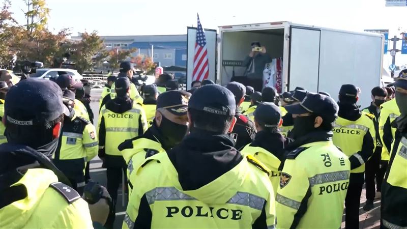 川普與習近平再度會面，場外出現反共、反川的抗議場面