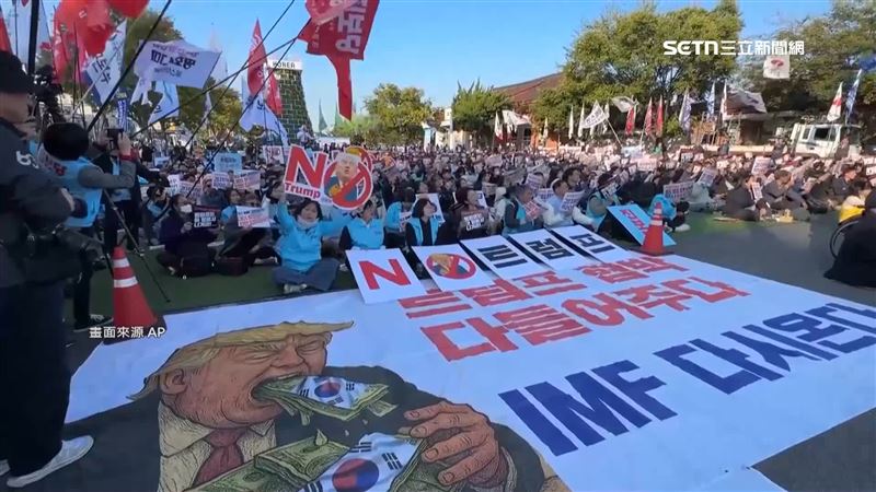 反川遊行上，有人高舉「NO TRUMP」標語，往川普臉上畫個紅色大叉叉。（圖／畫面來源AP）