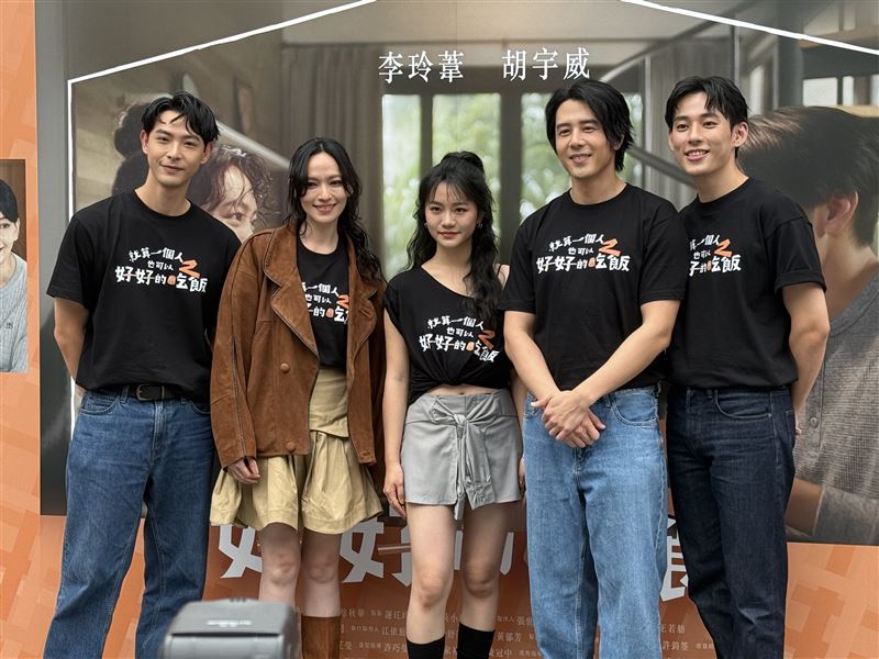 （左起）連晨翔、姚以緹、李苓葦、胡宇威、徐鈞浩出席《就算一個人也可以好好的吃飯2》首映會。（圖／記者宋亭誼攝影）