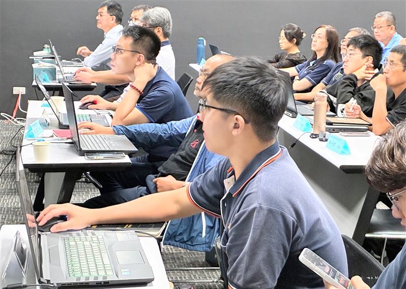 模具業工程師在講師的帶領下，用有效指令與AI代理人進行對話。（圖／ITRI工業技術研究院提供）