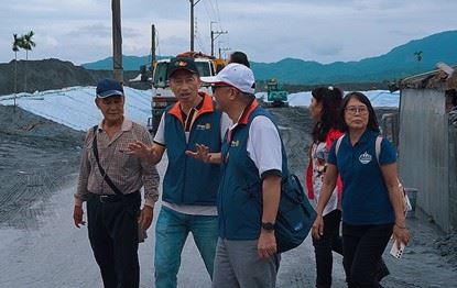 扶輪3522區林政邦總監與大同村邱金仲村長走訪災區