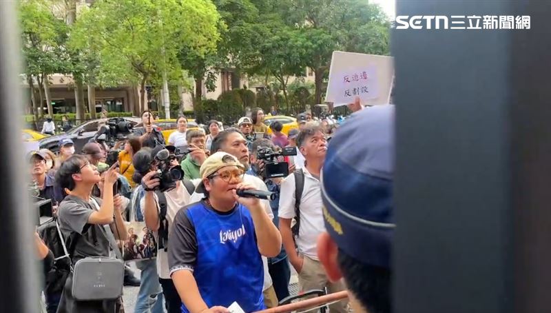 光復鄉代表集結在立院外怒吼要傅崐萁出來（圖／翻攝畫面）