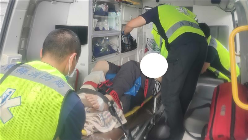 台東市某大學驚傳墜樓意外，一名男子不慎從2樓掉落受傷送醫。（圖／翻攝畫面）