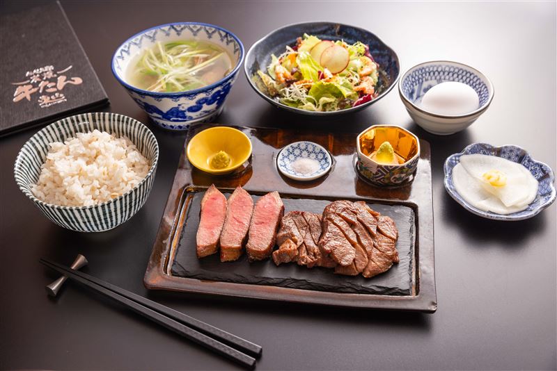 東山牛舌推出全新限定「999牛舌雙極盛」定食，厚切、經典兩種口感一次滿足。(圖／東山牛舌提供）