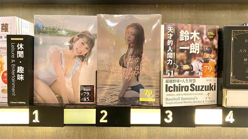 粿粿甜美寫真集2021年大熱賣轟動書店，《粿民女友》曾衝誠品排行榜第一名。（圖／記者鍾志鵬攝影）