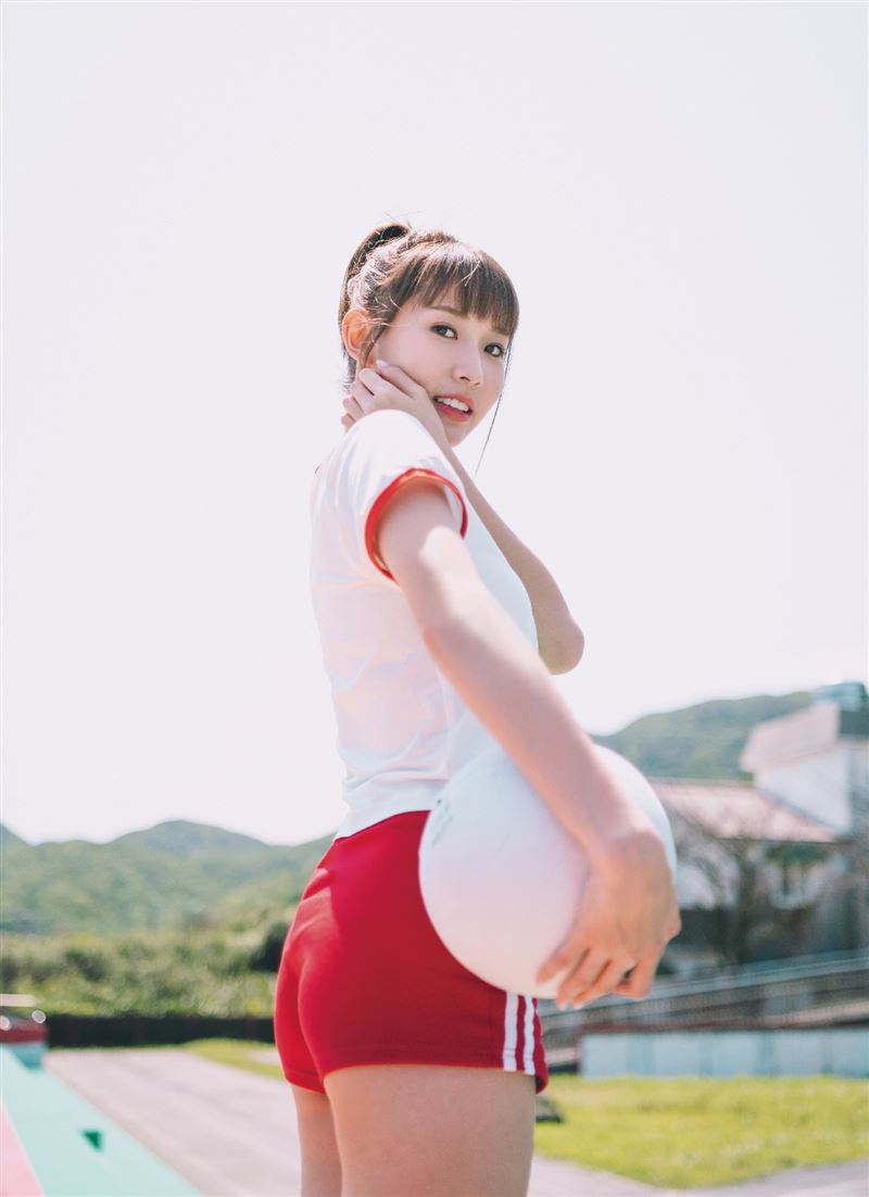 粿粿甜美寫真集2021年大熱賣轟動書店，《粿民女友》曾衝誠品排行榜第一名。（圖／水靈文創提供）