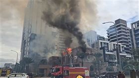 現場全面燃燒火勢猛烈。（圖／翻攝畫面）