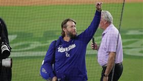 柯蕭（Clayton Kershaw）世界大賽第5戰後和球迷道別。（圖／翻攝自MLB推特）