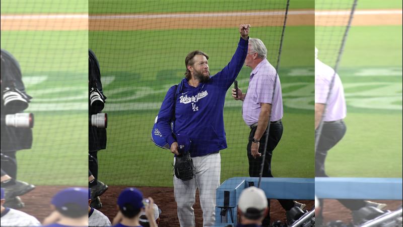 柯蕭(Clayton Kershaw)世界大賽第5戰後和球迷道別。(圖/翻攝自MLB推特)