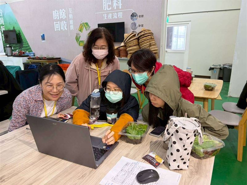 設計環教課程海報、活動簡報與社群貼文,短短兩小時共產出超過60件創意作品。(圖/桃園電子報提供)