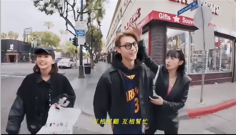 王子的黑外套似乎後來變成粿粿在穿。（圖／翻攝自IG @prince_pstar）