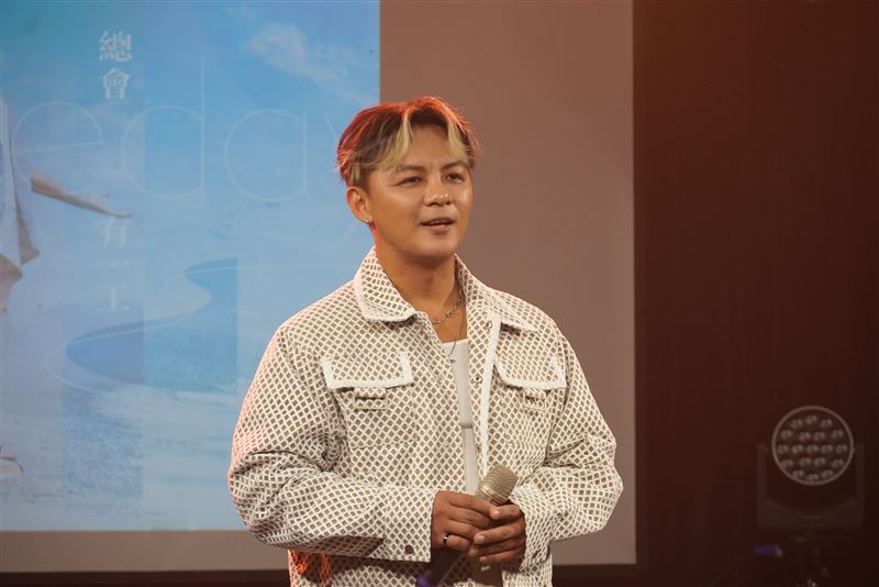 曾瑋中為安苡葳牽線加入新公司。(圖/時代創藝提供)