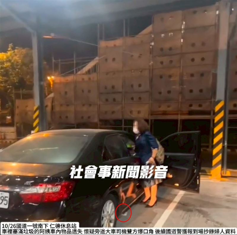 國道警察到場排解糾紛，發現失蹤的布丁就在車底下。（圖／翻攝社會事新聞影音）