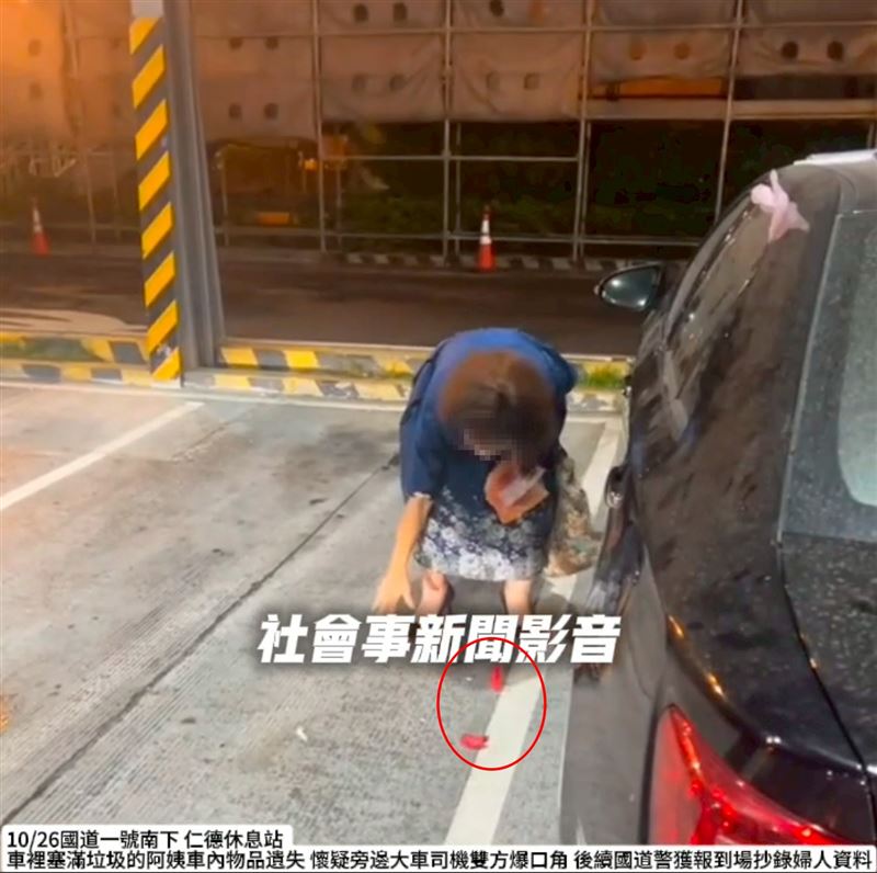 曾婦連續擲了2個聖筊，第3筊止步。（圖／翻攝社會事新聞影音）