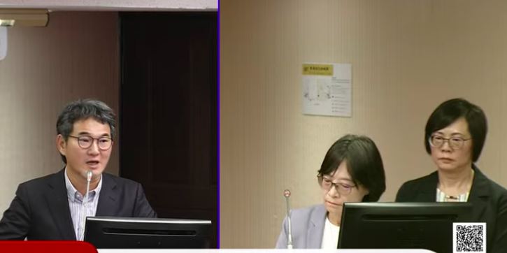 立委劉建國(左)認為,面對旅客拒檢,防檢署就應該直接通知有執法權的關務署到現場查驗。(圖/翻攝自國會頻道直播)