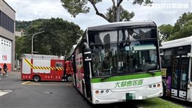 北市李姓司機駕駛大都會客運公車自撞分隔島。（圖／翻攝畫面）