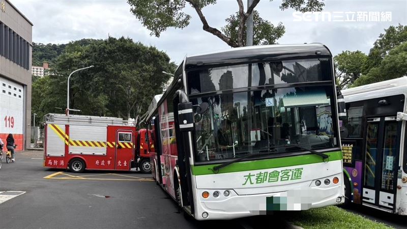北市公車自撞分隔島　消防員急衝出門救援