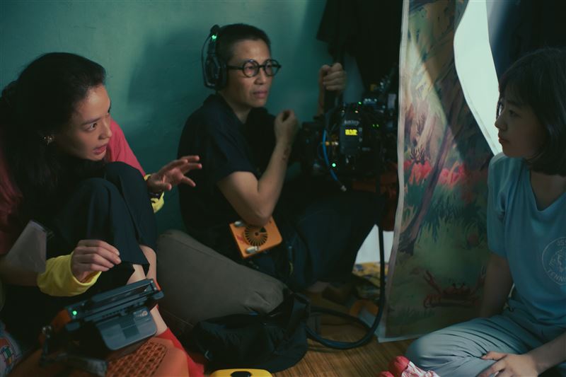 為了不讓白小櫻(右)產生心理陰影，《女孩》導演舒淇特別調整拍攝方式，用象徵手法呈現陰暗面。（圖／甲上娛樂提供）