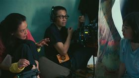 為了不讓白小櫻(右)產生心理陰影，《女孩》導演舒淇特別調整拍攝方式，用象徵手法呈現陰暗面。（圖／甲上娛樂提供） 