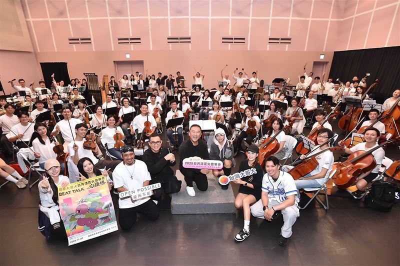 Fubon Angels直擊「台灣大日月潭花火音樂會」彩排現場教跳「32撞」嗨翻練團室。（圖／台灣大哥大提供）