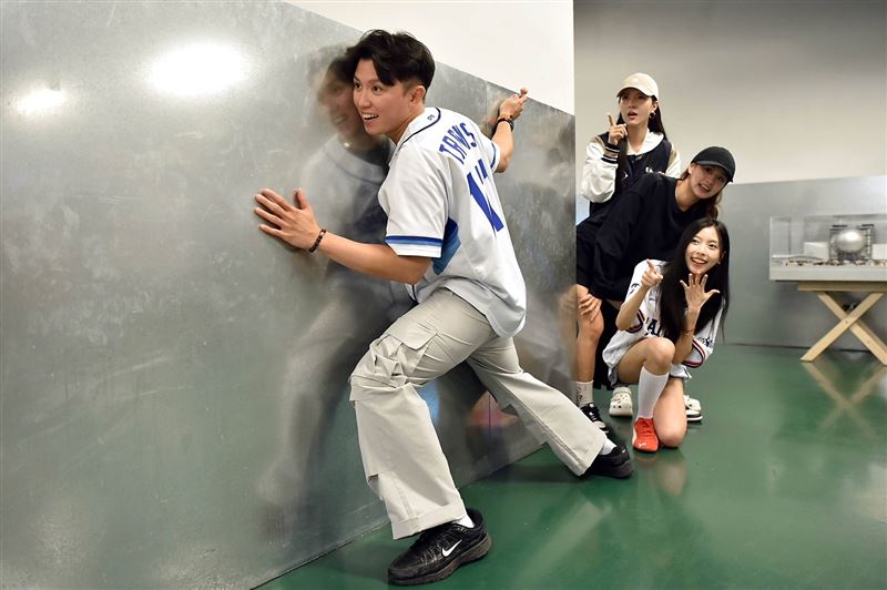 Fubon Angels直擊「台灣大日月潭花火音樂會」彩排現場教跳「32撞」嗨翻練團室。（圖／台灣大哥大提供）