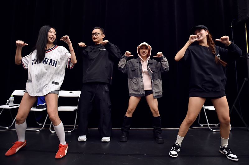 Fubon Angels直擊「台灣大日月潭花火音樂會」彩排現場教跳「32撞」嗨翻練團室。（圖／台灣大哥大提供）