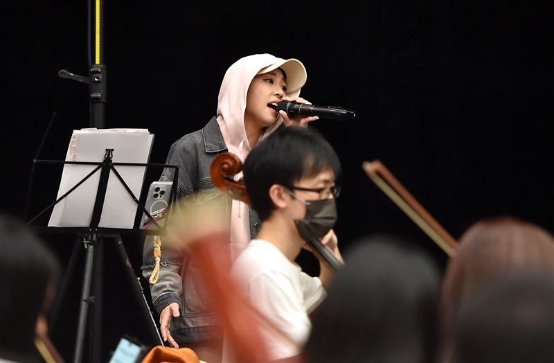 Fubon Angels直擊「台灣大日月潭花火音樂會」彩排現場教跳「32撞」嗨翻練團室。（圖／台灣大哥大提供）