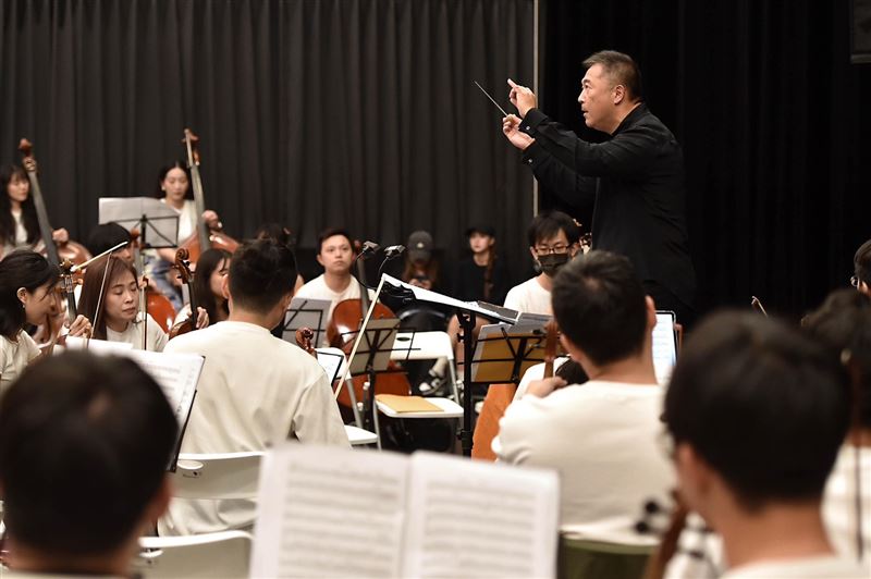 Fubon Angels直擊「台灣大日月潭花火音樂會」彩排現場教跳「32撞」嗨翻練團室。（圖／台灣大哥大提供）