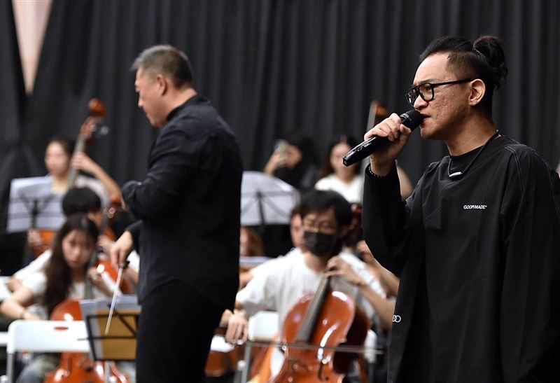 Fubon Angels直擊「台灣大日月潭花火音樂會」彩排現場教跳「32撞」嗨翻練團室。（圖／台灣大哥大提供）